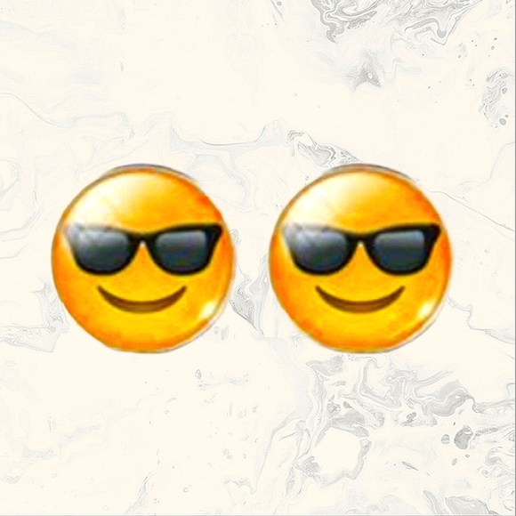 🟣 Emoji Earrings SET OF 2 Assorted Expressions Stud Earrings nwt - Picture 4 of 5
